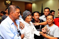 Teman-temannya dari Srimulat turut hadir memberikan semangat. Pool/Gus Mun/detikFoto.