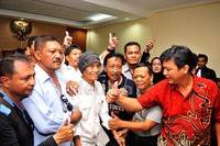 Meski dihukum 10 bulan penjara, Tessy tetap tersenyum berkat kehadiran para kerabat. Pool/Gus Mun/detikFoto.