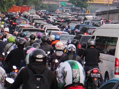 TB Simatupang Mengular Panjang