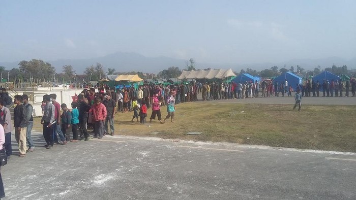 Pengungsi Nepal Antre 500 Meter untuk Mendapat Bantuan Makanan
