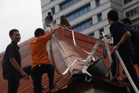 Penampakan Pemadam Saat Berjibaku Menjinakkan Api di Hotel Bidakara