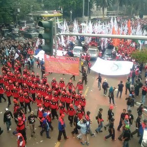 Dipenuhi Massa Buruh Rayakan Mayday, Bundaran HI Jadi Lautan Manusia