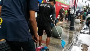 Serunya Aksi Warga Bandung Ikut Ngepel Jalan Braga