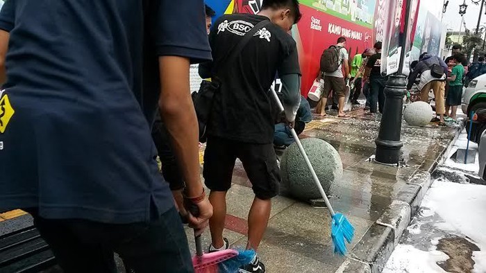 Serunya Aksi Warga Bandung Ikut Ngepel Jalan Braga