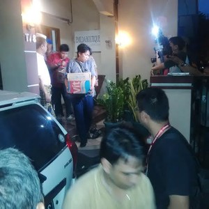 5 Jam Menggeledah, Penyidik Bareskrim Bawa 2 Dus Dokumen dari Rumah Novel