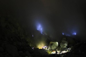 Long Weekend? Saatnya Mengejar Api Biru di Kawah Ijen