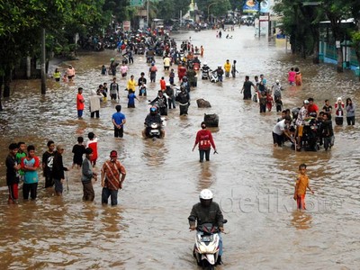 Banjir Lumpuhkan Jalan Tambakrejo Pasuruan