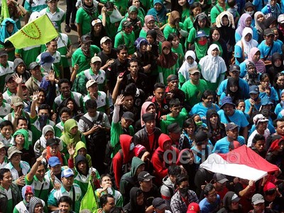 Massa Buruh Serbu GBK