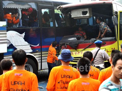 Bus Buruh Kecelakaan di Tol Kuningan