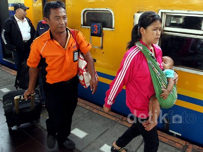 Long Weekend, Penumpang Padati Stasiun Senen