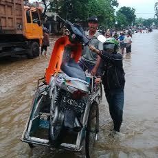 Becak dan Gerobak Raup Berkah Banjir di Pasuruan
