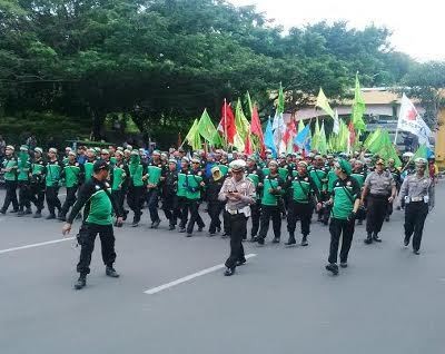Akses Jalan Pahlawan Ditutup Saat Buruh Mulai Berdatangan