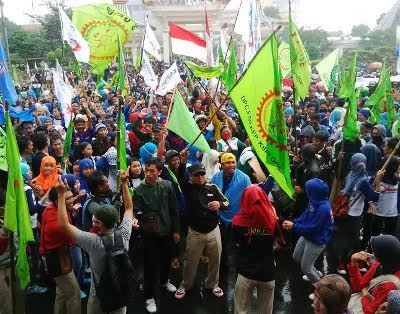 Seorang Buruh yang Demo di Kantor Gubernur Jatim Pingsan