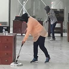 Jelang Museum Pemkot Surabaya Beroperasi, Risma Ikut Ngepel Lantai