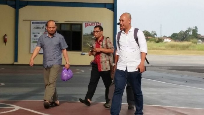 Tiba di Lanud Pondok Cabe, Begini Novel Saat Turun dari Pesawat