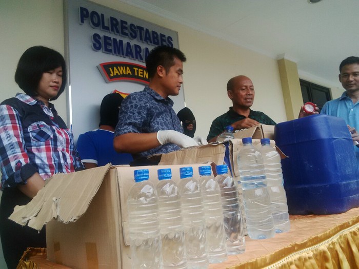 Polisi Sita Ribuan Botol Minuman Begal yang Akan Diantar ke Bogor