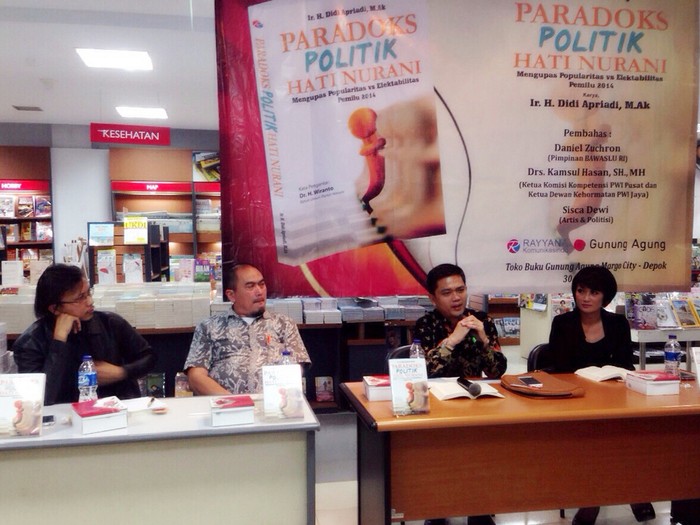 Sisca Dewi Diskusi Buku Paradoks Politik