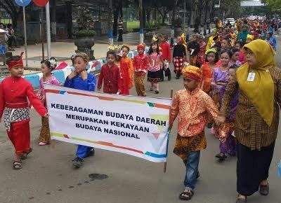 Ratusan Siswa SD di Pacitan Karnaval Peringati Hari Pendidikan