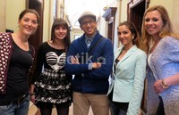 Bertempat di Academy Building, Universitas Utrecht Belanda, Jumat (1/5/2015) lalu, Ge tampak syuting bersama bule-bule cantik.     