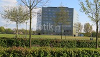 Ada beberapa gedung dengan desain unik dan modern yang saling berdiri berdampingan.