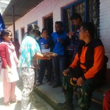 Beginilah Keakraban Tim Penolong Indonesia dengan Pengungsi Gempa Nepal