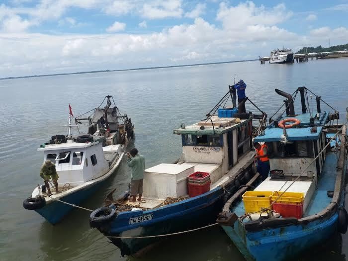 Ditpolair Polda Kaltim Tangkap 3 Kapal Trawl Berbendara Malaysia