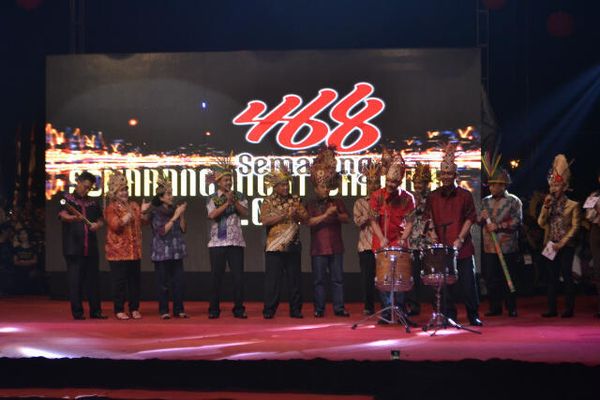 Diguyur Hujan, Semarang Night Carnival Tetap Meriah Diguyur Hujan, Semarang Night Carnival Tetap Meriah
