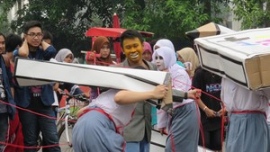 Gaya Polisi Tertibkan Mahasiswa Demo di CFD, Bersepeda dan Sukses Ya, Say!