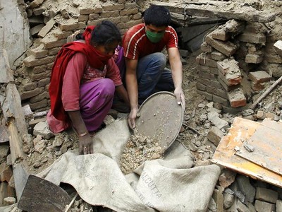 Warga Nepal Kumpulkan Gabah di Reruntuhan Bangunan
