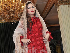 Sukses! Nia Daniaty Persembahkan Konser Gelas Gelas Kaca untuk Rinto Harahap
