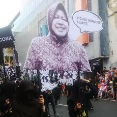 Gerimis Tak Surutkan Warga Surabaya Meriahkan Parade Budaya dan Bunga