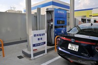 Saat melakukan test drive Toyota Mirai ini, dicoba pula bagaimana cara mengisi bahan bakarnya. Ternyata tidak sesulit yang pernah dibayangkan, karena cara mengisinya sama seperti mobil pada umumnya. Istimewa/Response.