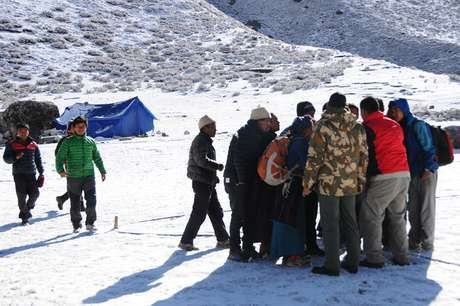 Tim Dokter Indonesia Operasi 9 Korban Gempa Nepal