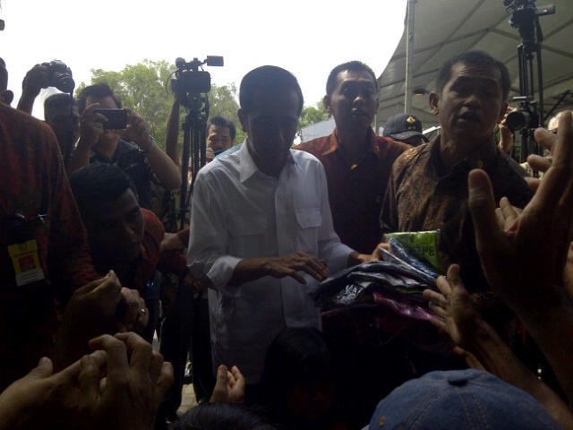 Diberi Kaos oleh Jokowi, Warga Bantul Berebut Salaman