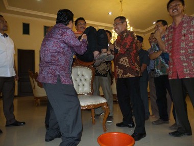 Ke Parigi Sulteng, Menperin Disambut Keajaiban Batu Marantale