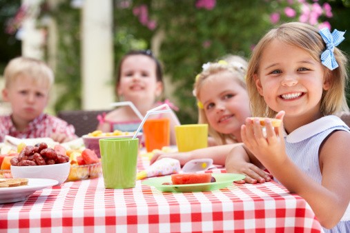 Ajak si Kecil Meracik Makanan Sendiri Agar Lebih Suka Makanan Sehat