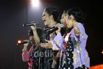 Kolaborasi KD dan Bintang Tamu di Konser TRAYA