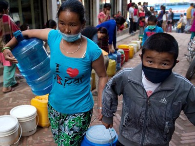 Warga Nepal Antre Air Bersih