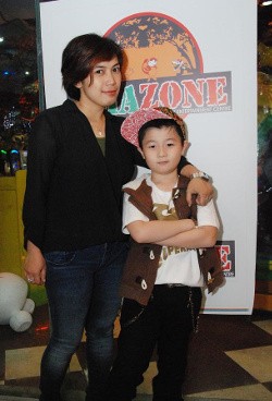 Penyanyi Cilik Kevin Kahuni Sabet Penghargaan