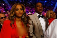Jika di atas ring Manny Pacquiao dan Floyd Mayweather yang mencuri perhatian, maka di bangku penonton Beyonce sukses menjadi sorotan. Al Bello/Getty Images/detikFoto.