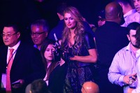 Sosialita Paris Hilton juga tak mau kalah eksis di pertandingan tinju paling bergengsi itu. Ethan Miller/Getty Images/detikFoto.