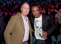 Bintang 'Birdman' Michael Keaton bersama petinju perofesional Sugar Ray Leonard berpose di depan kamera. Ethan Miller/Getty Images/detikFoto.