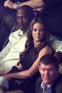 Mantan pebasket profesional Michael Jordan juga ikut menyaksikan pertandingan. Ethan Miller/Getty Images/detikFoto.