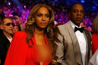 Hadir bersama suaminya Jay-Z, ibu dari Blue Ivy itu tampil superseksi lewat jumpsuit merah dengan belahan dada rendah. Al Bello/Getty Images/detikFoto.