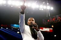 Sebelum pertandingan dimulai, Jamie Foxx berkesempatan memimpin para penonton untuk menyanyikan lagu kebangsaan. Mark J. Rebilas/Reuters/detikFoto.