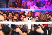 Wajah tegang Jay-Z saat menyaksikan jalannya pertandingan. Mark J. Rebilas/Reuters/detikFoto.