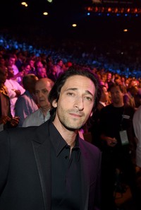 Aktor peraih Oscar Adrien Brody membaur di antara penonton. Ethan Miller/Getty Images/detikFoto.