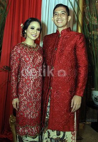 Sesuai tema 'Betawi Peranakan' yang khas dengan warna merah berbalut emas, Andien dan Ippe tampak pas mengenakannya. Pool/Akew/detikFoto.