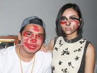 Wajah Billy digambar dengan lipstik merah, sementara wajah Lolita digambar dengan tinta merah dan hitam. Pool/Gus Mun/detikFoto.