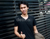     Raffi memang sempat detang ke saya, langsung kliknya, saya bilang ke Raffi bikin lagu namanya 'Pesawat Terbang', ungkap Eross. Pool/Gus Mun/detikFoto.